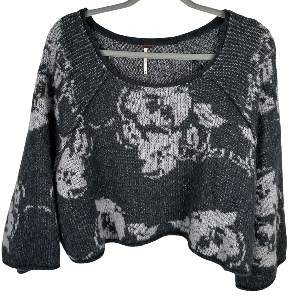 Free People Purple Rain Gray Floral Knit Wool Blend Cropped Sweater Size Medium - Picture 2 of 7